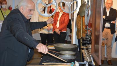 Bild: jr
Sein musikalisches Können präsentierte Jeff Beer an einem Multi-Percussion-Instrument, mit dem er Eigenkompositionen zum Besten gab.