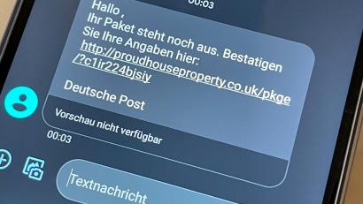 Symbolbild: Till Simon Nagel
Die Sender von solchen Betrugs-SMS stellen es geschickt an: Wer etwa ein Paket erwartet, kann schnell in Versuchung kommen, auf den Link zu klicken und sich damit Probleme einzuhandeln.