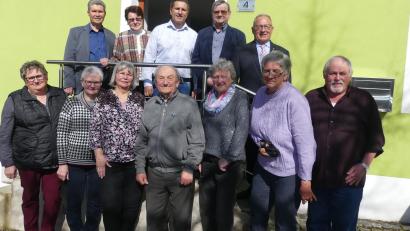 Bild: rn
Für ihre langjährige Treue zum VdK wurden geehrt: (vordere Reihe, von links) Monika Dietl, Anna Hammer, Annegret Franz, Josef Schöcklmann, Marga Scherm, Irmgard Morgner und Peter Dietl.