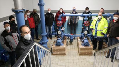 Bild: gru
Die Räte des Wasser-Zweckverbands Edelsfeld-Gruppe schauen sich im erneuerten Hochbehälter Bernricht um.