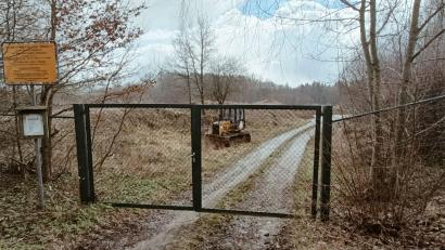 Bild: fks
Bald wird hier dauerhaft geschlossen sein. Aufgrund gesetzlicher Änderungen kann die Deponie aus Kostengründen nicht mehr unterhalten werden. An dieser Stelle soll dann eine Wiese entstehen.