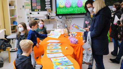Bild: do
Grundschule kreativ: Am letzten Schultag vor den Osterferien präsentieren die Kinder der Schule am Rauhen Kulm einen bezaubernden Markt schöner Osterdinge.