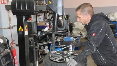 Bild: kro
In den Autowerkstätten geht es jetzt wieder hoch her. Viele Autofahrer stellen die Bereifung ihres Fahrzeugs von Winter auf Sommer um. Hier ist Jürgen Fladerer von Reifen-Wefra in Waldsassen beim Abmontieren eines abgenutzten Reifens zu sehen.