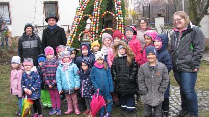 Bild: knh
Mit Liedbeiträgen zum Osterfest erfreuten die Kinder mit Leiterin Susanne Hausmann vor dem Osterbrunnen alle Anwesenden.