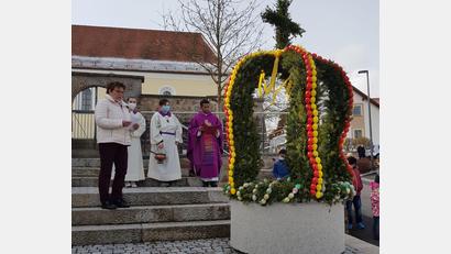 Bild: Konrad Kiener/exb 
Die Segnung der Osterkrone erfolgte durch Pater Georg