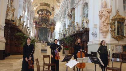 Bild: Johannes Röttges/exb
Das „Quatuor Ardeo“ (im Bild beim Schlussapplaus) eröffnete am Sonntag die Basilika-Konzertreihe.