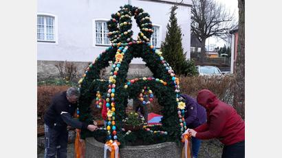 Bild: tok
Die OWV-Mitglieder schmücken den Osterbrunnen.