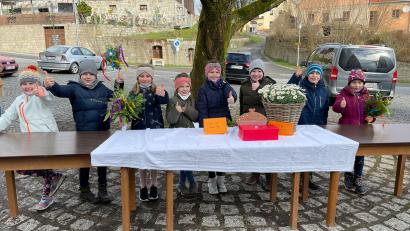 Bild: mas
Die Störnsteiner Kommunionkinder freuen, sich, dass ihre Backaktion gut gut angenommen wurde.