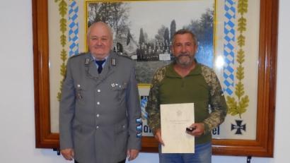 Bild: knh
Der Vorsitzende Erhard Neubauer (links) zeichnet Erwin Klemm junior (rechts) mit der Silbernen Verdienstspange des Volksbundes Deutsche Kriegsgräberfürsorge aus.