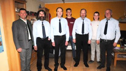 Bild: bey
Bürgermeister Rainer Rewitzer freute sich über die einstimmigen Wahlen bei der Feuerwehr Spielhof. Gewählt wurden (von links) Kommandant Thomas Weig (Finstermühle), Stellvertreter Roland Siller, Schriftführer Thomas Weig (Vohenstrauß), Vorsitzender Andreas Puff, Vereinsdiener Ludwig Lindner und 2. Vorsitzender Werner Lindner.