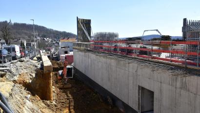Bild: Petra Hartl
Die Oberpfalz-Arkaden sind ein großer Betonbau, seine Fertigstellung verzögert sich erheblich: In Sulzbach-Rosenberg gibt es vermehrt Kritik an dem neuen Einkaufszentrum - doch ist sie berechtigt?