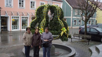 Bild: Ludwig Höcherl/exb
Andrea Flöttl, Monika Bayer und Gisela Haberl (von links) können stolz auf das gelungene Werk sein.