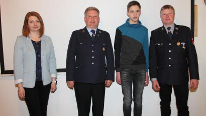 Bild: pi
Über die Aufnahme von Julian Träger (Zweiter von Rechts) in der aktive Truppe freuen sich Bürgermeisterin Marina Hirnet, Kommandant Wolfgang Reber und Vorsitzender Hubert Völkl (von links).