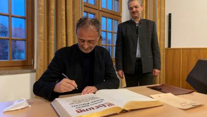 Bild: ck
Martin Gleixner ist seit 25 Jahren Mitglied im Vohenstraußer Stadtrat. In der jüngsten Stadtratssitzung erhielt er hierfür von Bürgermeister Andreas Wutzlhofer (im Hintergrund) eine Anerkennungsurkunde und die Pfalzgraf-Friedrich-Medaille in Silber. Der Fraktionsvorsitzende der Freien Wähler verewigte sich im Goldenen Buch der Stadt Vohenstrauß.