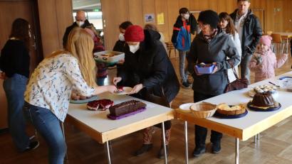 Bild: ads
Um Kriegsflüchtlingen aus der Ukraine zu helfen, hat die Pfarrjugend St. Michael einen Kuchenverkauf organisiert. In nur 20 Minuten waren die rund 20 Kuchen für den guten Zweck verkauft.