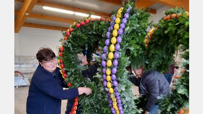 Bild: hm
Resi Most verleiht dem Osterbrunnen den letzten Schliff