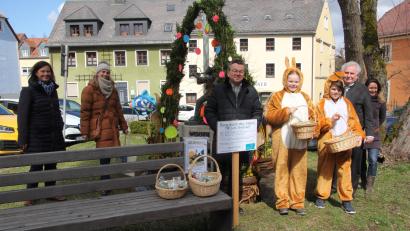 Bild: kro
Auftakt der Osteraktion war am Heimatbrunnen am Luitpoldplatz. Im Bild (von links): Doris Schön von der Steuerungsgruppe Fairtrade, Susanne Stich vom Stadtmarketing, Vorsitzender Dr. Maximilian Schön, die beiden Osterhasen, sowie Zweiter Bürgermeister Peter Gold und Janka Hannemann-Mathes von Leben plus.