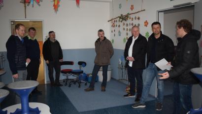 Bild: bnr
Der Aufenthaltsraum in der offenen Ganztagsschule ist bereits fertig. Wolfgang Geitner (rechts) erläuterte dem Bauausschuss die Details.