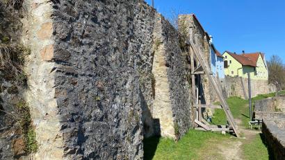 Bild: Wilhelm Amann
An mehreren Stellen, wie hier unterhalb der Sackwebergasse, sind die Stadt- und die Zwingermauer einsturzgefährdet. Rund 1,2 Millionen Euro hat die Stadt für ein Instandhaltungsprogramm veranschlagt.