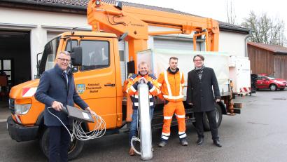 Bild: Stadt Tirschenreuth/exb
Franz Stahl (links) mit einem neuen LED-Leuchtkörper, neben ihm Herbert Schertler mit einer alten Lampe. Weiter im Bild: der Kommunalbetreuer der Bayernwerk Netz GmbH Markus Windisch und Bauhof-Mitarbeiter Stefan Raupach (von rechts).