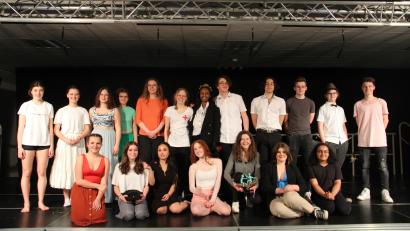 Bild: Stiftland-Gymnasium/exb
Die Theatergruppe mit ihrer Spielleiterin Ina Schmelzer.