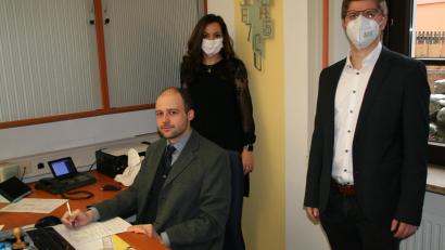 Bild: fpoz
Christian Rödel an seinem neuen Arbeitsplatz, dahinter Bürgermeisterin Margit Bayer und Geschäftsleiter Christoph Haberkorn.