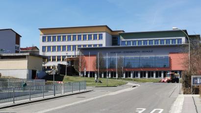 Bild: Portner
Der Oberviechtacher Bildungshügel mit Grundschule, Mittelschule (Bild), Gymnasium und Berufsfachschule wird bis Ende 2022 mit schnellem Internet ausgestattet sein.