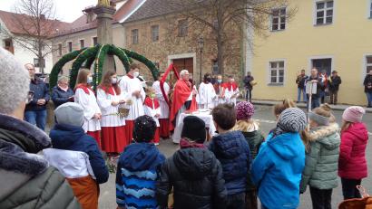 Bild: amö
Für die Palmweihe wurde der Brunnenbereich am Marktplatz in Winklarn gewählt.