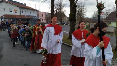 Bild: mez
Kaplan Justin Kishimbe segnete die Palmbuschen und zog nach einer kleinen Prozession über den Kirchsteig mit diesen feierlich in die Pfarrkirche ein.