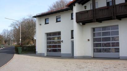Bild: wro
Der Vorplatz des Feuerwehrhauses an der Schulstraße in Fuchsmühl soll umgestaltet werden. Derzeit werden Angebote für die Baumaßnahme eingeholt.