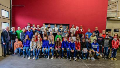 Bild: CHL
52 Sportler wurden am Ende der Skilanglaufsaison noch einmal für die Gesamtwertung geehrt. Die Übergabe der Preise und Urkunden erfolte durch die Vertreter des Oberpfälzer Skiverbandes Anton Bauernfeind (1.v. links) und Christian Buschek (3.v.links) sowie dem Geschäftsführer von Meister Nordic Sport Bernd Arnold (nicht im Bild)