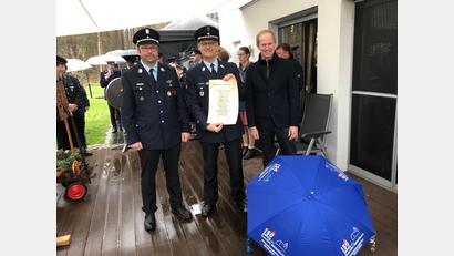 Bild: mis
Der Vorsitzende der FFW Oberköblitz, Markus Eichstätter (Mitte), und Kommandant Thomas Schwarz (links) baten den Wernberger Bürgermeister Konrad Kiener (rechts) um die Übernahme der Schirmherrschaft.
