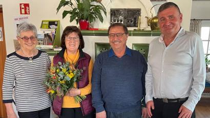 Bild: Förster Bau/exb
Verabschiedung bei der Firma Förster Erdbau-Tiefbau: Im Bild von links Anneliese Heinl, Elisabeth Knösch, Karl Knösch und Geschäftsführer Gerald Heinl.