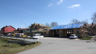 Bild: bjp
Kleine Verzögerungen und mäßige Preissteigerungen bleiben nicht aus: Dennoch sind die Gemeindeverantwortlichen mit dem Fortgang der Arbeiten an Mehrzweckhalle, Feuerwehrhaus und Gemeindekanzlei zufrieden.