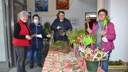 Bild: gi
Ein breites Angebot an Palmartikeln wurde der Bevölkerung in Moosbach geboten. Auch Pfarrer Udo Klösel erwarb eine hübsche Laterne vom HPZ. Darüber freute sich auch die Vorsitzende Angela Striegl (links).