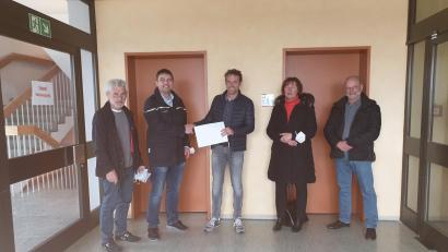 Bild: Johanniter/exb
Vorsitzender Manfred Klug (Mitte) übergab den Scheck an Andreas Kramer (Zweiter von links). Mit im Bild die Vorstandsmitglieder Josef Biebl (links), Anne Gierlach (Zweite von rechts) und Ulrich Wohlgemuth (rechts).