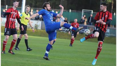 Bild: Walberer
Der SC Luhe-Wildenau besiegte am Montagabend den SV Etzenricht mit 4:1. Hier kämpfen Johannes Pötzl (Etzenricht, links) und Florian Stadler (Luhe-Wildenau, rechts) um den Ball.
