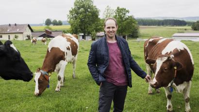 Bild: Steinwald-Allianz
Matthias Zahn aus Eiglasdorf (Gemeinde Reuth bei Erbendorf) ist einer von sechs Landwirten, die ihre Hoftore für die Besucher öffnen.