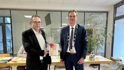 Bild: Eichl
Bürgermeister Ernst Schicketanz (rechts) hat seinen langjährigen Stellvertreter Konrad Adam verabschiedet, der sich aus gesundheitlichen Gründen aus der Kommunalpolitik zurückzieht.