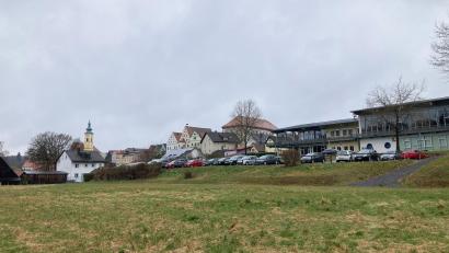 Bild: Hannes Gilch
Auf dieser Fläche unterhalb der Stadthalle in Neustadt/WN plant der Landkreis Neustadt eine Container-Wohnanlage für die Kriegsflüchtlinge aus der Ukraine.