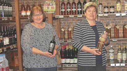 Bild: wro
Manuela Schürlein (links) und Gerlinde Gleißner verabschieden sich von ihrem Laden und von ihren Kunden.