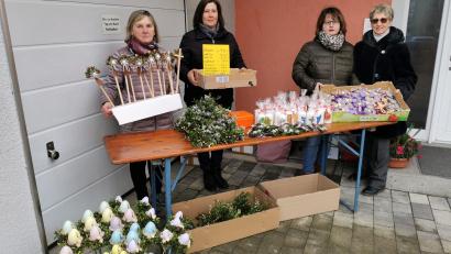 Bild: gz
Kurz vor dem Ende der Messfeier bereiteten sich die Mitglieder des Frauenbundes mit einer Vielfalt an Palmprodukten auf die Verkaufsaktion vor.