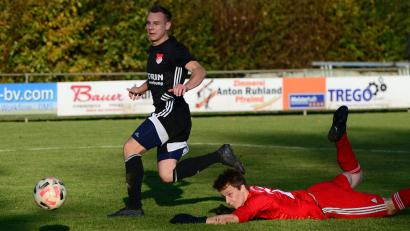 Bild: mr
Der Pfreimder Maximilian Herzog (links) und seine Teamkollegen wollen am Mittwoch gegen den FC Wernberg nicht patzen. Am Samstag geht es zum Liga-Gipfel nach Grafenwöhr.