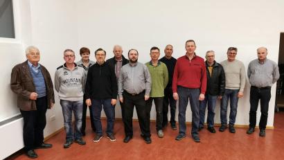 Bild: gz
Die Siedler wählten Robert Hantzsch (Sechster von links) zum Vorsitzenden und neu Josef Maier (Vierter von links) zum Stellvertreter und Günther Novak (Dritter von rechts) zum Beisitzer.