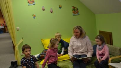 Bild: gi
Aufmerksam lauschen die Kinder der lustigen Bilder-Geschichte „Der kleine Hase läuft weg“. Als Märchentante fungiert Birgit Gerlach-Kneißl.