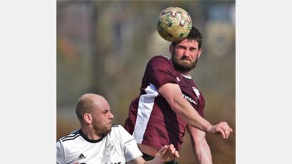 Bild: Büttner, Gerhard
Sebastian Treml (rechts) von der DJK Weiden (hier eine Szene mit dem Haidenaaber Lukas Dötterl) und seine Kollegen brauchen gegen den FC Vorbach die Punkte.