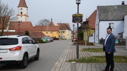 Bild: bey
Wenn der Smiley lacht, freut sich Bürgermeister Sebastian Hartl über die Einhaltung der Geschwindigkeit durch den Verkehrsteilnehmer.