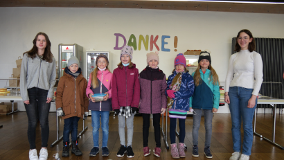 Bild: adj
Die Oberministrantinnen mit den sechs Kindern der dritten Klasse, die mit 415 Euro das gut Gesamtergebnis möglich machten