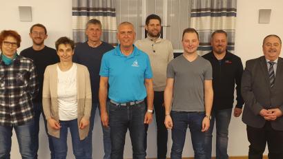 Bild: Werner Kohl
Die neu gewählte Vorstandschaft der Dorfgemeinschaft Atzmannsricht. 
(von rechts) Bürgermeister Peter Dotzler, Christian Kellner (Beisitzer), Matthias Siegler (Beisitzer), Sebastian Kraus (Schriftführer), Werner Kohl (1. Vorsitzender), Wolfgang Bäumler (2. Vorsitzender), Manuela Bäumler (Beisitzerin), Manuel Kohl (Kassenwart), Ute Höpfner (Beisitzerin)