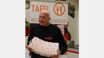 Bild: Kunz
Simone Schaller und Anna Preuß (von links) vom Frauen-Service-Club "Inner Wheel" überreichen an Vorsitzenden Josef Gebhardt Grundnahrungsmittel im Wert von 1000 Euro für "Die Tafel".